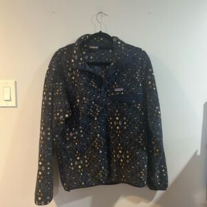 Patagonia Synchilla Women's size small pullover sweatshirt with pocket